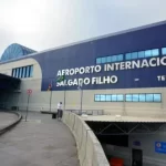 Aeroporto Salgado Filho em Porto Alegre recebe primeiro voo comercial após o desastre no RS