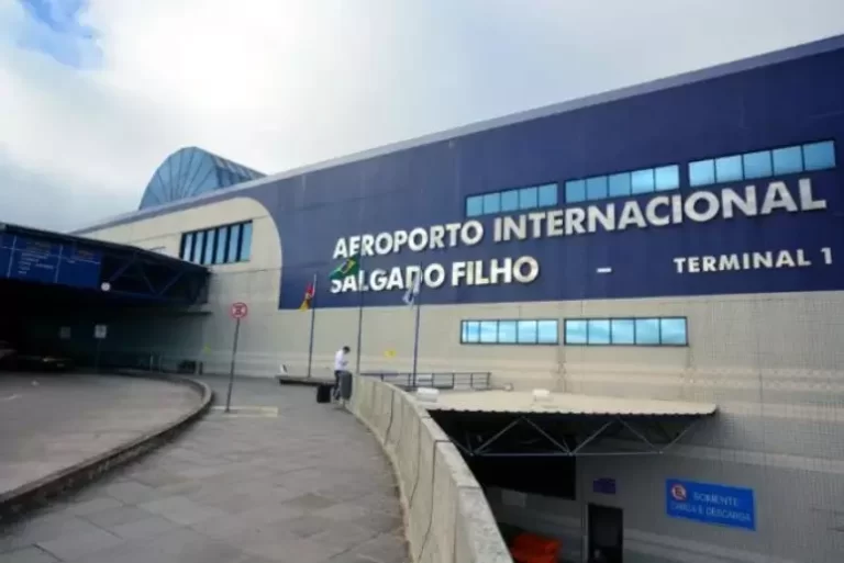 Aeroporto Salgado Filho em Porto Alegre recebe primeiro voo comercial após o desastre no RS